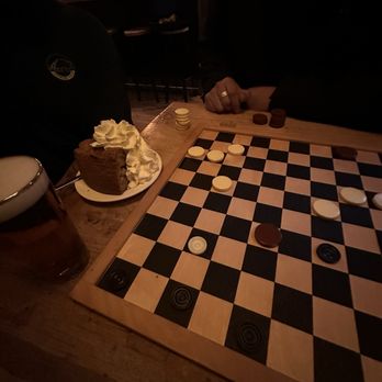 Winkel 43 - Playing checkers while eating apple pie - Desserts Near Me - Amsterdam, New Hampshire