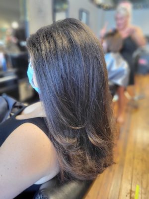 Blowout - Blowout using only a round brush and a blowdry Blowout - Blowout using only a round brush and a blowdry