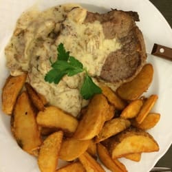 s'Wirtshaus am Kornplatz - Rumpsteaks Medium mit eierschwammerlsauce und Wedges! Lecker wars!