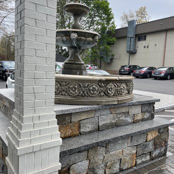 Bell City Diner - Beautiful fountain out side of entrance of dinner - Diners Near Me - Bristol, Connecticut