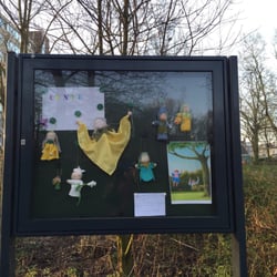 Romolen Heempark - Kijk hoe schattig. En schommelen voor 70-plussers aankondiging. Te gek! Ik ben helaas te jong :)