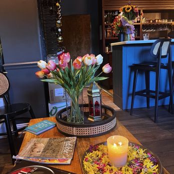 Mesa - The waiting area, warm and inviting like a well decorated living room with fresh flowers - Indian Near Me - Jacksonville, Florida