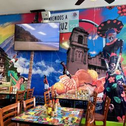 Marisqueria Los Primos - Love the art