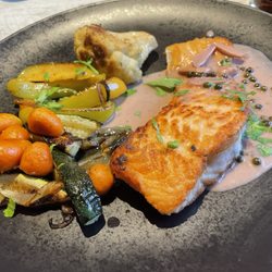 Lachs mit Rotweinsauce und Gemüse