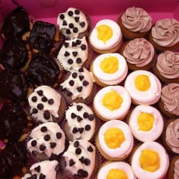 From left to right: Salted Caramel, Raspberry w/ Marscapone, Lemon Curd, Chocolate Cinnamon (I'm pretty sure..) From left to right: Salted Caramel, Raspberry w/ Marscapone, Lemon Curd, Chocolate Cinnamon (I'm pretty sure..)