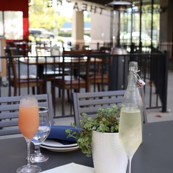 Hank's Petaluma - Outdoor patio - Pizza Near Me - Petaluma, California Hank's Petaluma - Outdoor patio - Pizza Near Me - Petaluma, California