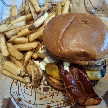 Cheddar's Scratch Kitchen - Smokehouse burger - American Near Me - Triadelphia, West Virginia