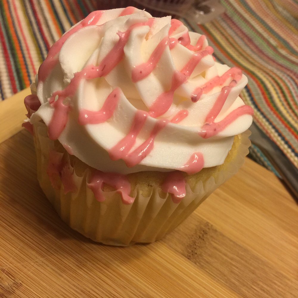 Artistry On Cakes - Vanilla w/raspberry filling - Bakeries Near Me - Belleville, Illinois
