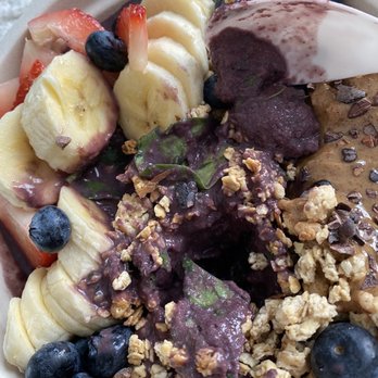 The Juicery - Whole spinach leaves in açaí bowl - Juice Bars & Smoothies Near Me - Boston, Massachusetts