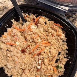 Let's play a game. Find the pesto in the PESTO QUINOA BOWL.... They send me quinoa with pieces of chicken. Is so disappointing.