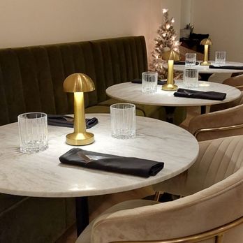Le Godot - La banquette et les tables en granite - Modern European Near Me - Verdun, Quebec