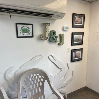 J & J's Crabshack - decor - Seafood Markets Near Me - Baltimore, Maryland