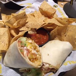 Buffalo Wild Wings - Classic Chicken Wraps: puedes decidir la salsa