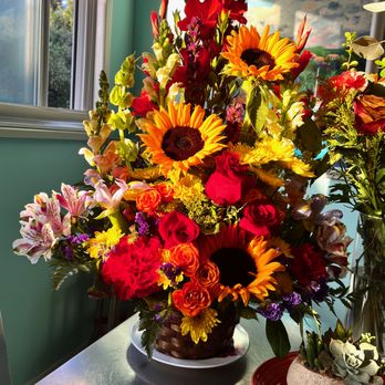 Windsor Florist - the arrangement - Florists Near Me - Los Angeles, California Windsor Florist - the arrangement - Florists Near Me - Los Angeles, California
