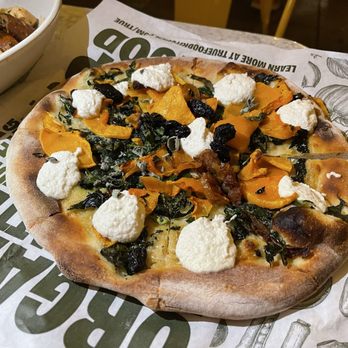True Food Kitchen - Butternut squash pizza - Vegetarian Near Me - Pasadena, California True Food Kitchen - Butternut squash pizza - Vegetarian Near Me - Pasadena, California