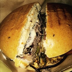 Hamburgeria - Panino ai cereali fontina, pomodoro, melanzane grigliate, salsa yogurt e salsa funghi con hamburger di fassona da 150g (5,50€)