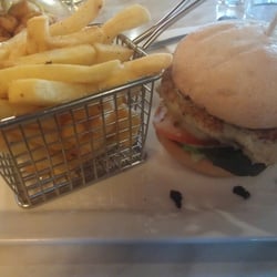 Inverloch Esplanade Hotel - Thai fish patty burger
