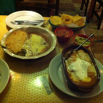 El Mariachi - Plato completo para 2 (R$61,00): arroz, feijão, popotos/nachos, guacamole, salsa e enchilladas! DILIÇA - Mexican Near Me - São Paulo, SP
