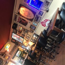 Harry’s Place - Nostalgic bar with friendly patron.