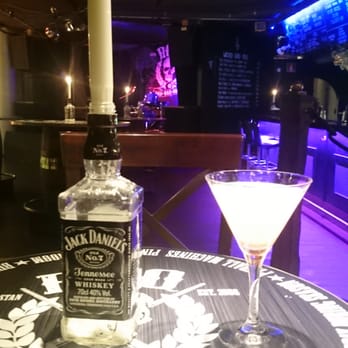 RoQ - Cosmopolitan som är så blek att all färgvförsvann i ljuset. - Pool Halls Near Me - Stockholm, Alberta