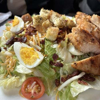 145 Roadhouse - Roadhouse salad with blackened chicken - Sports Bars Near Me - Campton, Kentucky