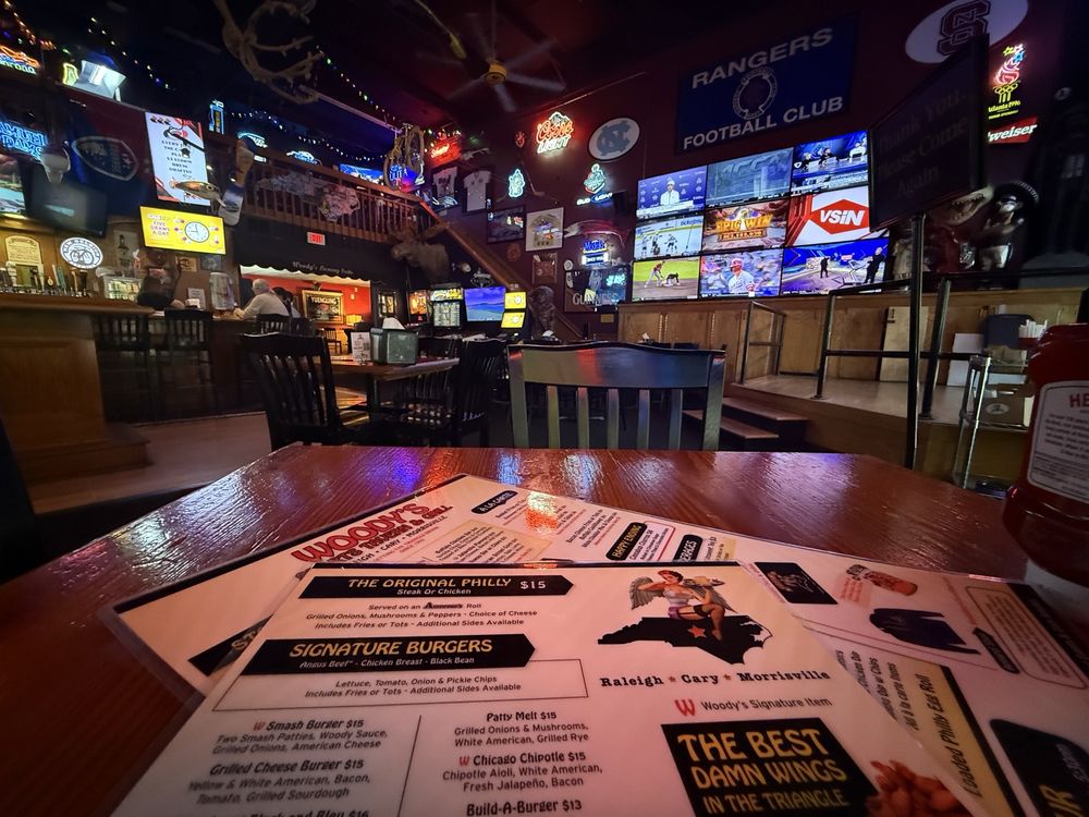 Woodys Sports Tavern & Grill