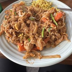 Jasmins's Cafe & Thai Restaurant - Chicken pad Thai