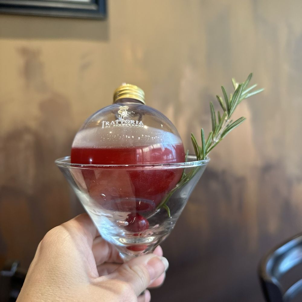 Pomegranate Martini - it sparkles too! Pomegranate Martini - it sparkles too!