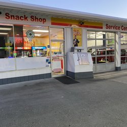 Newcastle Shell - Service bays and connivence store.