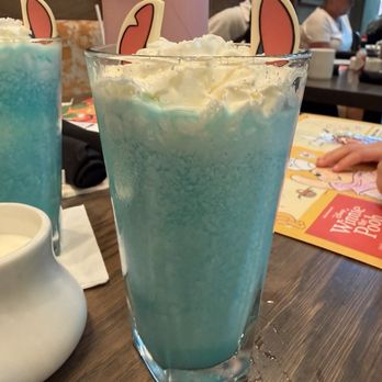 Kona Cafe - Stitch smoothie with pineapple and coconut - Sushi Bars Near Me - Lake Buena Vista, Florida Kona Cafe - Stitch smoothie with pineapple and coconut - Sushi Bars Near Me - Lake Buena Vista, Florida