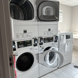 Holiday Inn Express & Suites Atlanta Airport NE - Hapeville - Guest Laundry Washer $3.50 Dryer $3