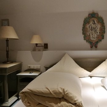 Schloss Neuburg - Mein Doppelzimmer im zweiten Stock ist geräumig und gemütlich eingerichtet - German Near Me - Obrigheim, BW Schloss Neuburg - Mein Doppelzimmer im zweiten Stock ist geräumig und gemütlich eingerichtet - German Near Me - Obrigheim, BW