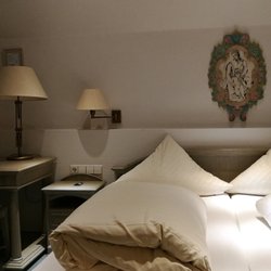 Schloss Neuburg - Mein Doppelzimmer im zweiten Stock ist geräumig und gemütlich eingerichtet