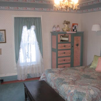 Alice's Dowry Bed & Breakfast - East room, private bath - Bed & Breakfast Near Me - Cincinnatus, New York Alice's Dowry Bed & Breakfast - East room, private bath - Bed & Breakfast Near Me - Cincinnatus, New York