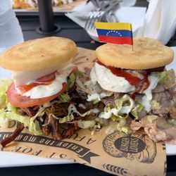 Combo de Arepa de Carne mechada y pernil