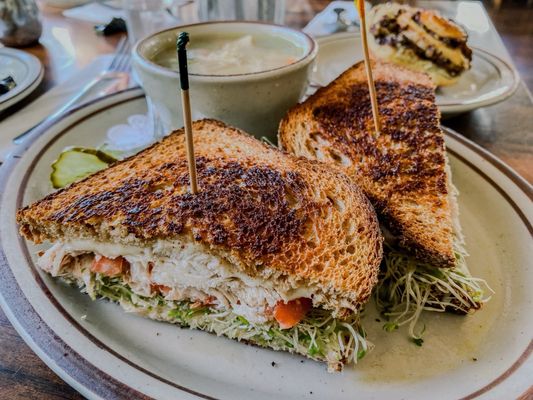 Linda’s Seabreeze Café by null