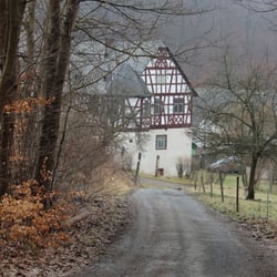 Eichelbacher Hof - Eichelbacherhof über den Hasselbacher Weg von Cratzenbach