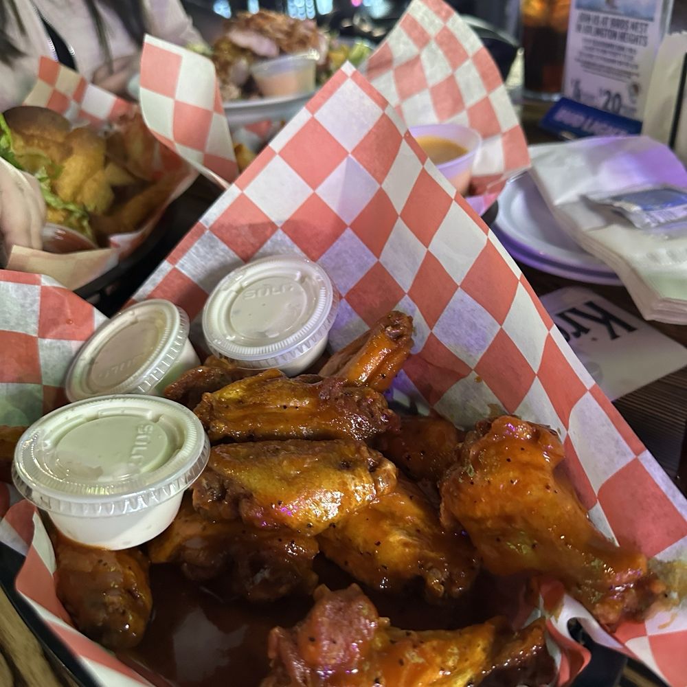 Basket of wings - Birds Nest Sauce Basket of wings - Birds Nest Sauce