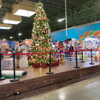 Plaza Las Americas - Kids play area, ready for Christmas - Shopping Centers Near Me - Lilburn, Georgia Plaza Las Americas - Kids play area, ready for Christmas - Shopping Centers Near Me - Lilburn, Georgia
