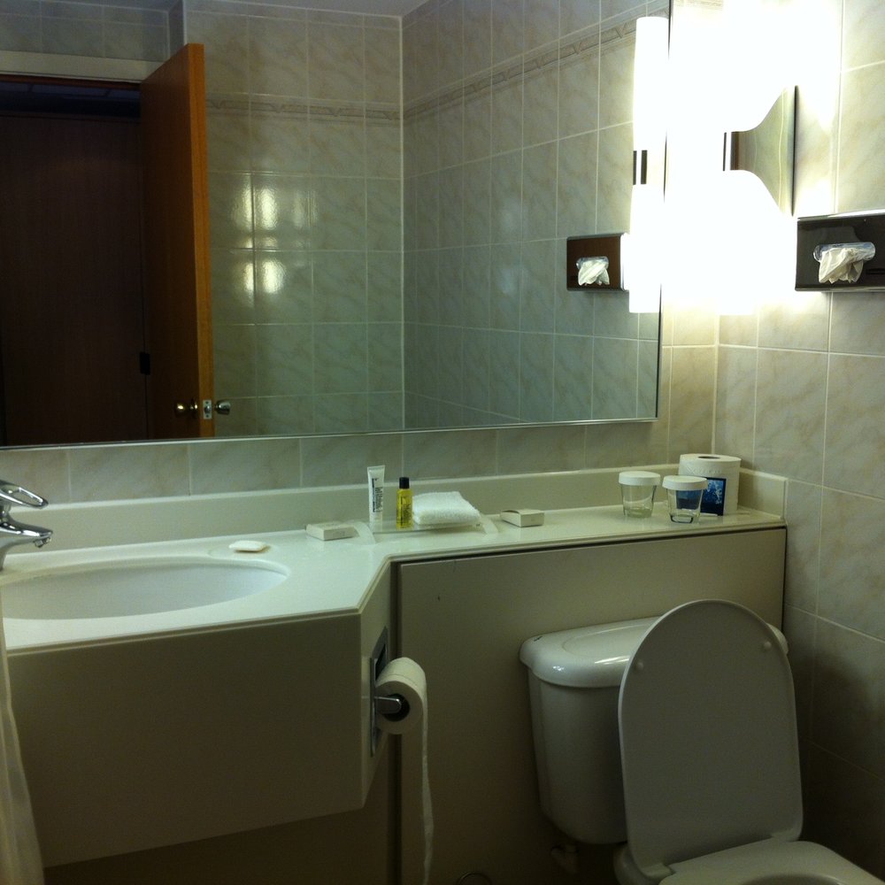 Hilton - Toilet/Sink - Hotels Near Me - Watford, HRT