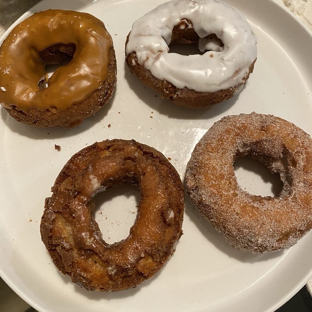 Boa Vista Orchards - Apple donuts: Top row-caramel, vanilla. Bottom row-glazed and powdered - Fruits & Veggies Near Me - Placerville, California