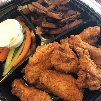 Cunninghams Pub - The glorious Buffalo Chicken Wings - Irish Pub Near Me - Sainte-Anne-de-Bellevue, Quebec Cunninghams Pub - The glorious Buffalo Chicken Wings - Irish Pub Near Me - Sainte-Anne-de-Bellevue, Quebec