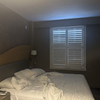 Pasadena Hotel & Pool - Small room, but has the basic necessities - Hotels Near Me - Pasadena, California