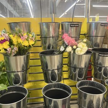 Lidl - Not too many fresh bloom choices today - Grocery Near Me - Harrisburg, Pennsylvania