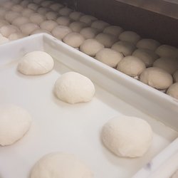Les pâtes à pizza sont préparées tous les matins par le pizzaïolo. En Emporter ou Livraison à domicile situant à Marseille