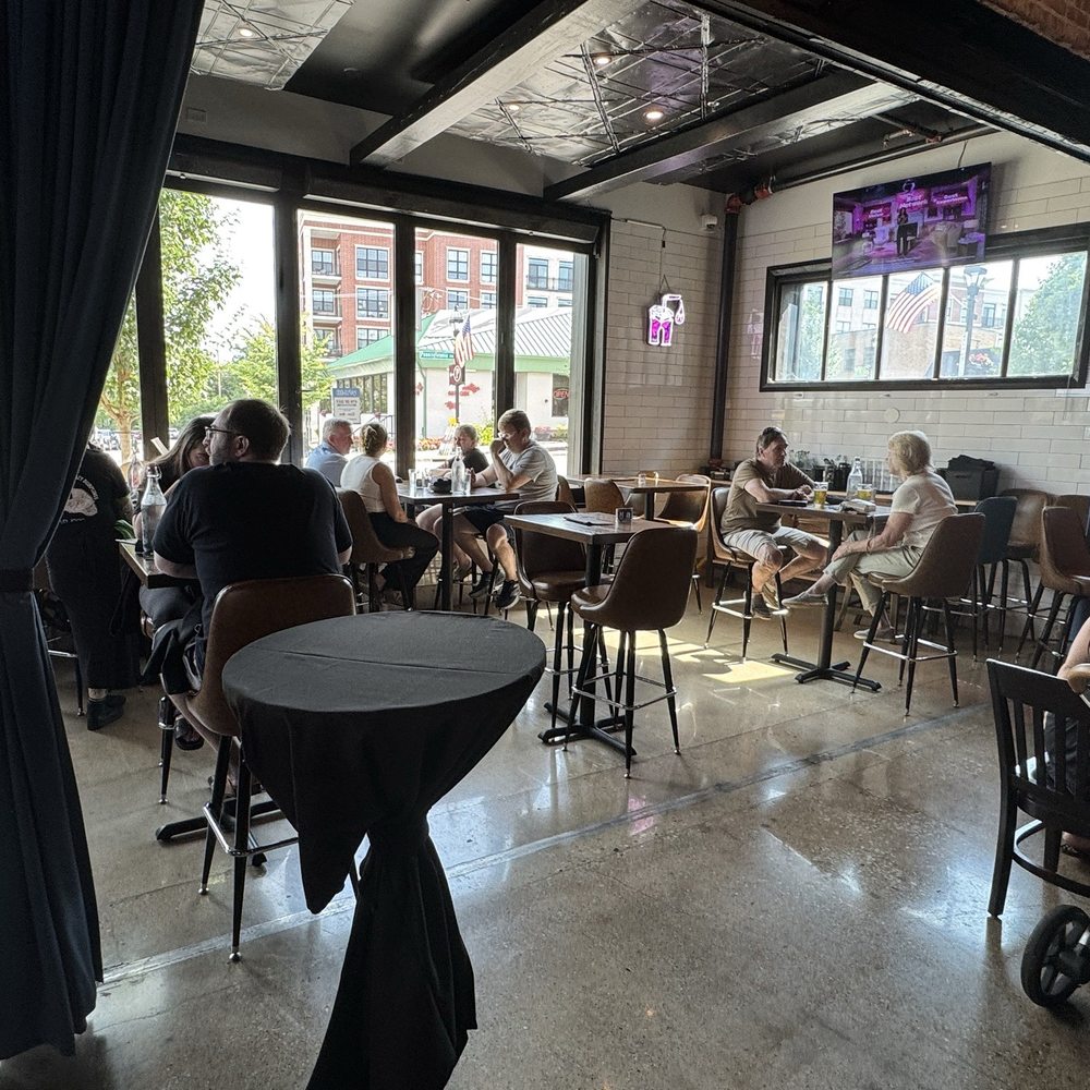 Maplewood Public House - Inside - Breweries Near Me - Glen Ellyn, Illinois