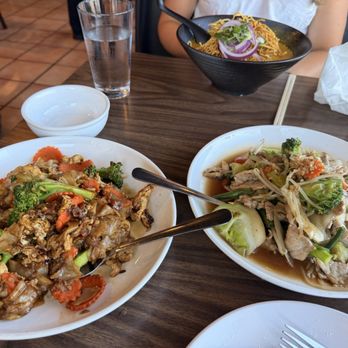 Vanda Orchid Thai Bistro - Pad see ew and mixed vegetables with pork - Thai Near Me - Dixon, California Vanda Orchid Thai Bistro - Pad see ew and mixed vegetables with pork - Thai Near Me - Dixon, California