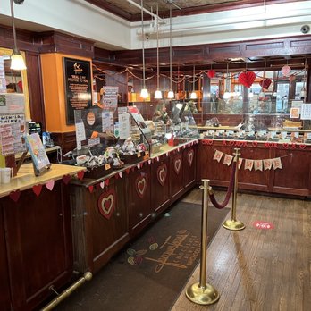 Jacques Torres Chocolate - Line up here! - Chocolatiers & Shops Near Me - Brooklyn, New York