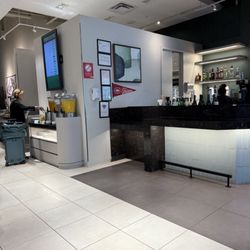 Salon Odyssée Desjardins - Plaza Premium Lounge - Bar area
