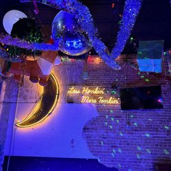 Neon Moon - Dance floor entrance / motto